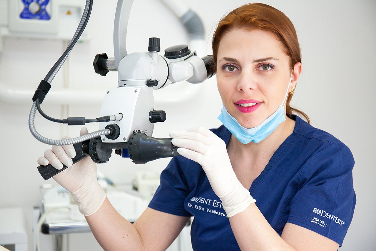 Microscopul endodontic Zeiss sau Leica