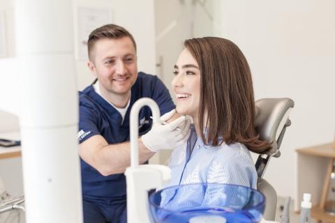 Dr. Cristian Csapo-Martinescu - Când faci artă în cabinet, în fiecare zi, din pasiune