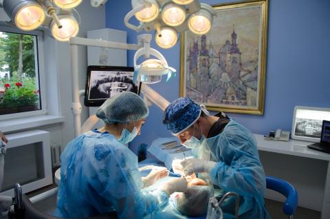 Cum afectează Covid-19 sănătatea dentară. 5 manifestări orale asociate cu SARS-CoV-2