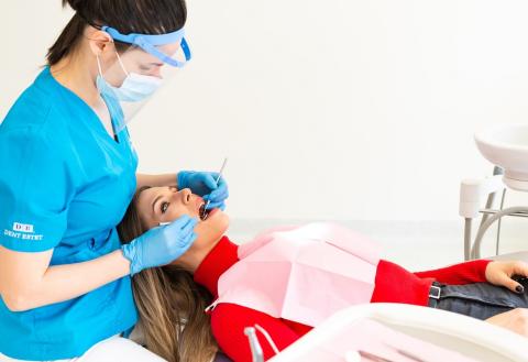 Cele mai comune cauze pentru retragerea gingiilor și opțiuni eficiente de tratament