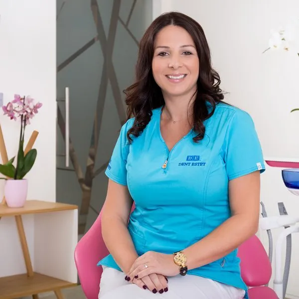 Pictează tablouri în timpul liber și zâmbete perfecte în cabinet